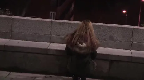 Ela se masturba na rua, correndo o risco de ser pega!