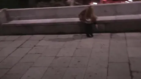Ela se masturba na rua, correndo o risco de ser pega!