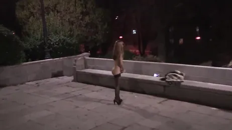 Ela se masturba na rua, correndo o risco de ser pega!