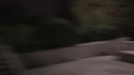 Ela se masturba na rua, correndo o risco de ser pega!