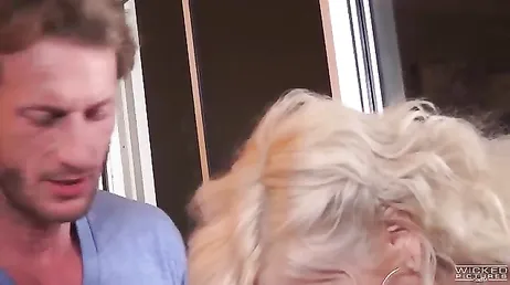 La vicina non sta bene. Viene a consolarla con il sesso.