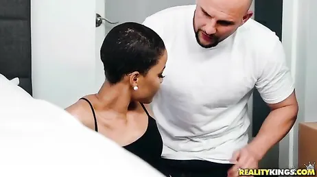 J-Mac provando a bucetinha dessa negra, como ela é carinhosa...