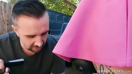 Wat een stof die dochter van de buren... Ze zijn goed gelukt bitch...