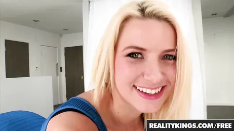 Der Butler fickt die Blondine, sie ist ein sehr geiler Mann.