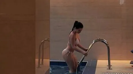 La belle Nekane reçoit une bonne baise de la part de son amie..