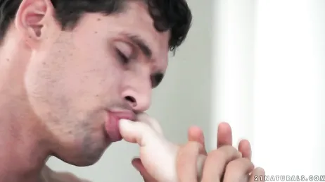 La belle Nekane reçoit une bonne baise de la part de son amie..