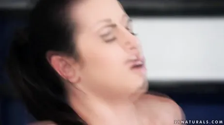 La belle Nekane reçoit une bonne baise de la part de son amie..