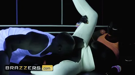 Johnny Sins knullar skoningslöst Kendra Spades slampa