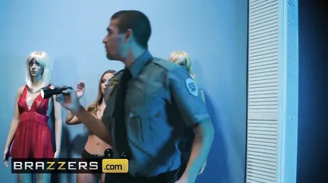 Mme Britney Amber se fait baiser par la sécurité..
