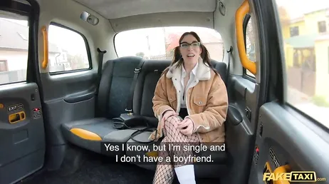 En väldigt kåt självmordstjej börjar jävlas i taxin..