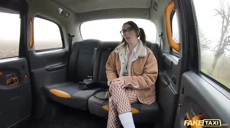 En väldigt kåt självmordstjej börjar jävlas i taxin..