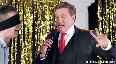 Het lijkt erop dat deze jongen een enorme lul heeft, toch, slet?