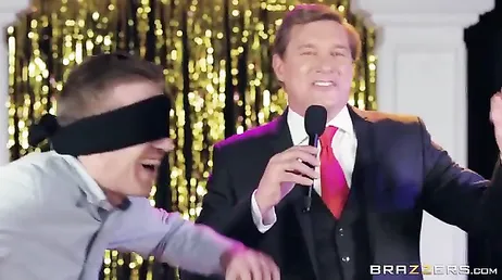Het lijkt erop dat deze jongen een enorme lul heeft, toch, slet?
