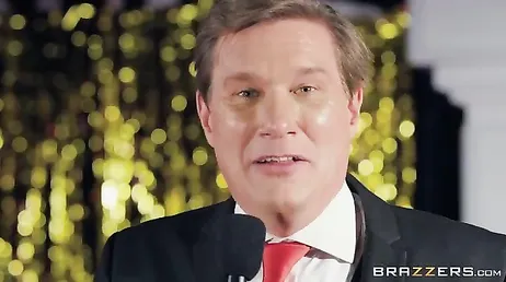 Het lijkt erop dat deze jongen een enorme lul heeft, toch, slet?