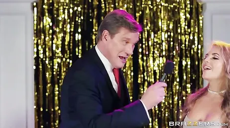 Het lijkt erop dat deze jongen een enorme lul heeft, toch, slet?