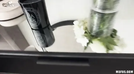 Penetrando no cuzinho da Alyssa Cole, a loira está gostando..