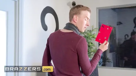 Min svärmor vet inte längre hur hon ska få mig att titta på hela hennes rumpa...