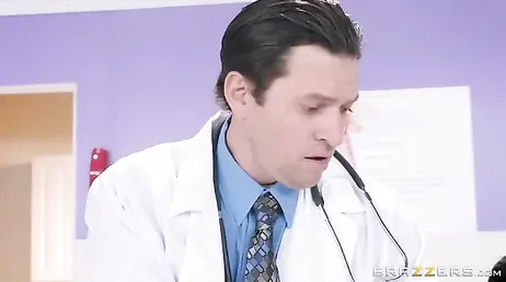 O médico tem um pau bom e como ele fode o paciente..