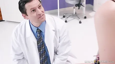 O médico tem um pau bom e como ele fode o paciente..