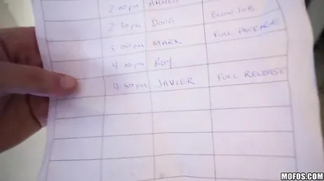 A pobre massagista não resiste àquele pau enorme dele..