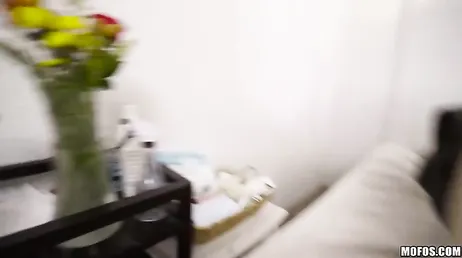 A pobre massagista não resiste àquele pau enorme dele..