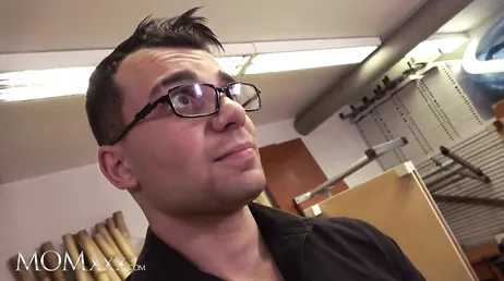 Ela tem sorte de ter um chefe que é tão vagabundo e ansioso para...