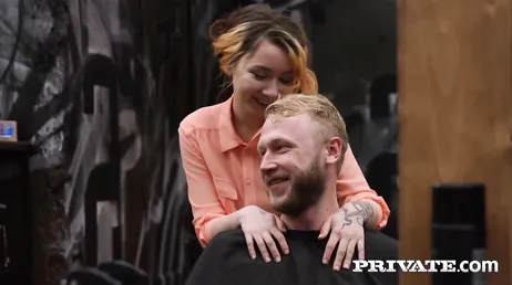 Le coiffeur se déshabille et finit par baiser cette blonde..
