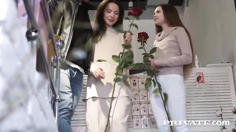 Le salaud a deux copines. Elles sont toutes les deux des suceuses très machistes.