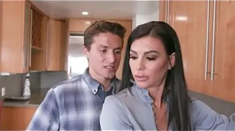 Les visites de son fils à la maison la rendent toujours très excitée.