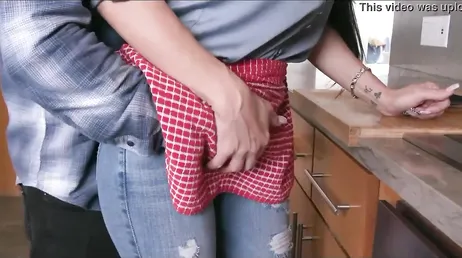 Les visites de son fils à la maison la rendent toujours très excitée.