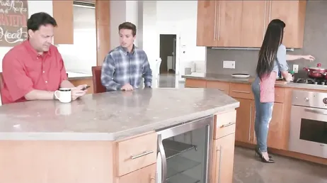 Les visites de son fils à la maison la rendent toujours très excitée.