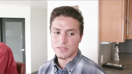 Les visites de son fils à la maison la rendent toujours très excitée.