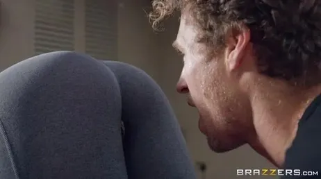 Il déchire les leggings de Vanessa Decker et la baise fort !
