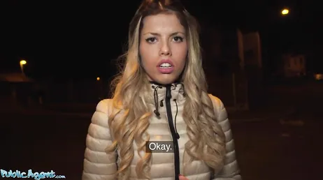 Offrono soldi alla spagnola Macarena Lewis per scopare..