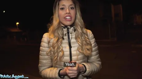 Offrono soldi alla spagnola Macarena Lewis per scopare..