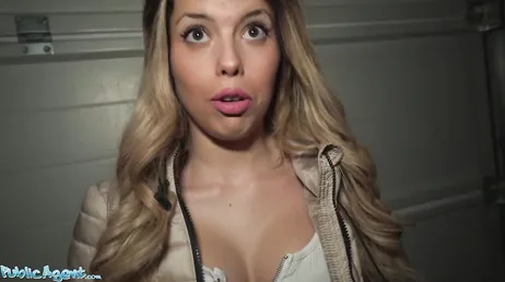 Offrono soldi alla spagnola Macarena Lewis per scopare..