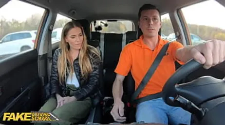 Il se laisse baiser dans la voiture pour que l'examinateur l'approuve.