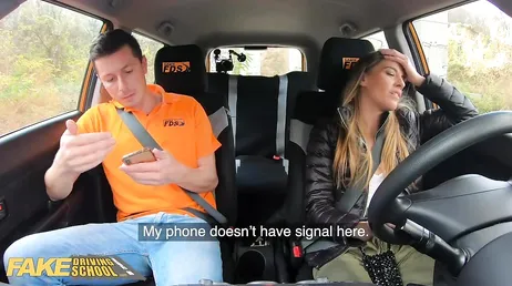 Il se laisse baiser dans la voiture pour que l'examinateur l'approuve.