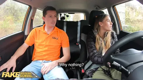 Il se laisse baiser dans la voiture pour que l'examinateur l'approuve.