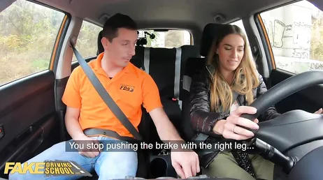 Il se laisse baiser dans la voiture pour que l'examinateur l'approuve.
