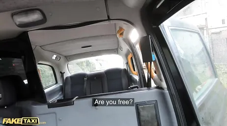 Hon är uttråkad med sin man och det slutar med att hon knullar den här taxichauffören.