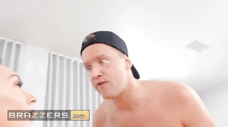 Chloe Temple neukt de vriend van haar broer, wat een lul!