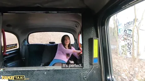 El taxista la lleva a un bosque para que le coma todo el nardo..