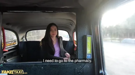 El taxista la lleva a un bosque para que le coma todo el nardo..