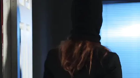 Rödhårig tjuv får ett hårt knull av Danny D