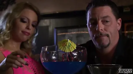 Hij heeft geen bingo, maar hij heeft wel een goede beurt met de blondine...