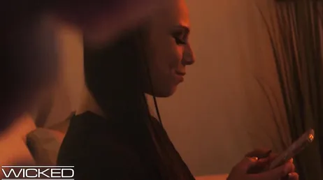 Aidra Fox får äntligen sin vän att komma och knulla henne.
