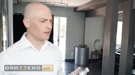 Tu viens me voler et en plus tu me demandes de te baiser ? Eh bien, allez...