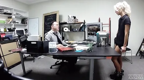 Il suce son patron... Voyons si c'est comme ça qu'il finit par augmenter son salaire...