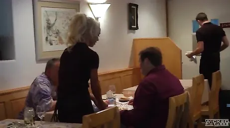 Il suce son patron... Voyons si c'est comme ça qu'il finit par augmenter son salaire...